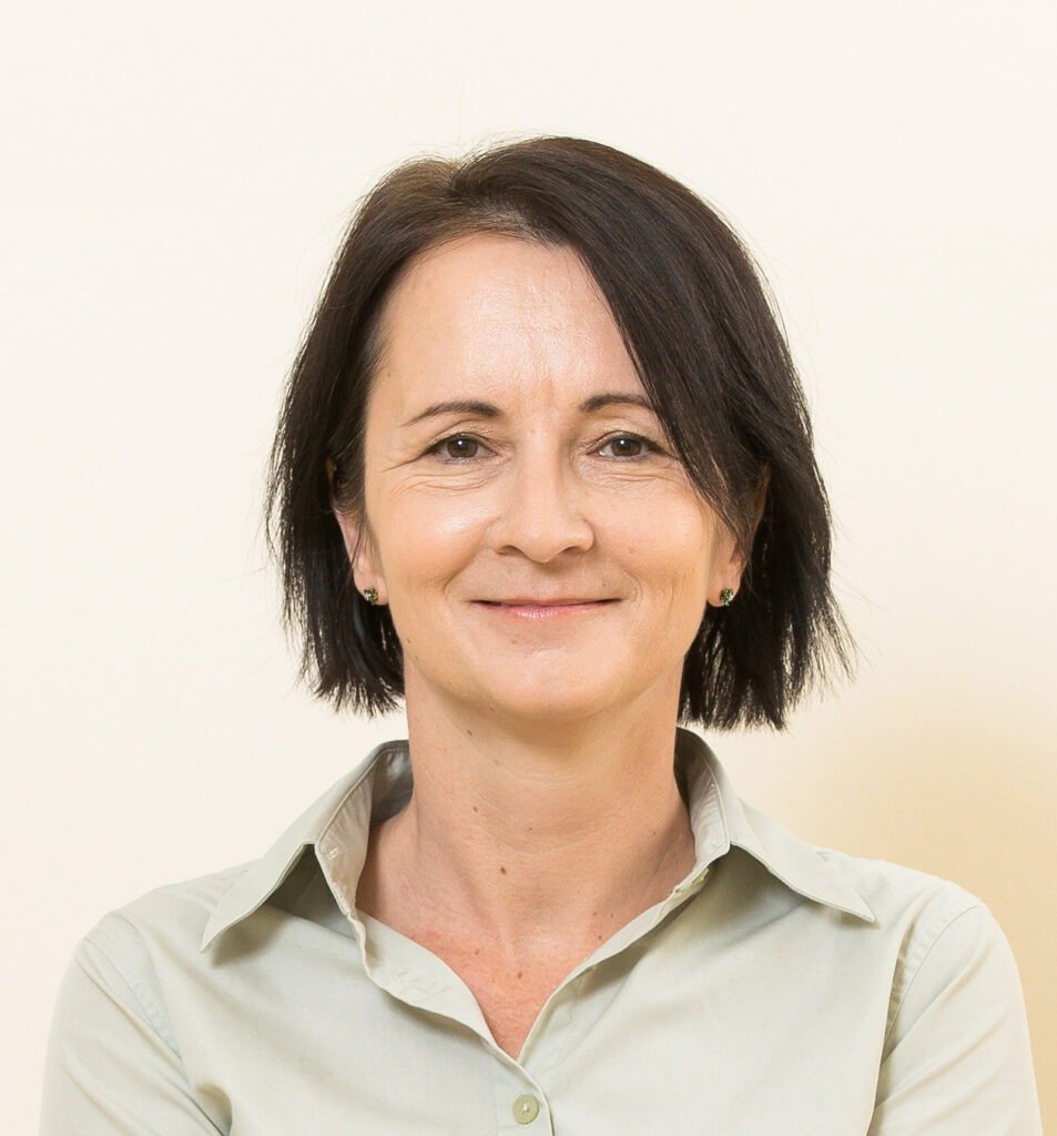 Porträt von Dr. Doina Saffarnia lächelnd
